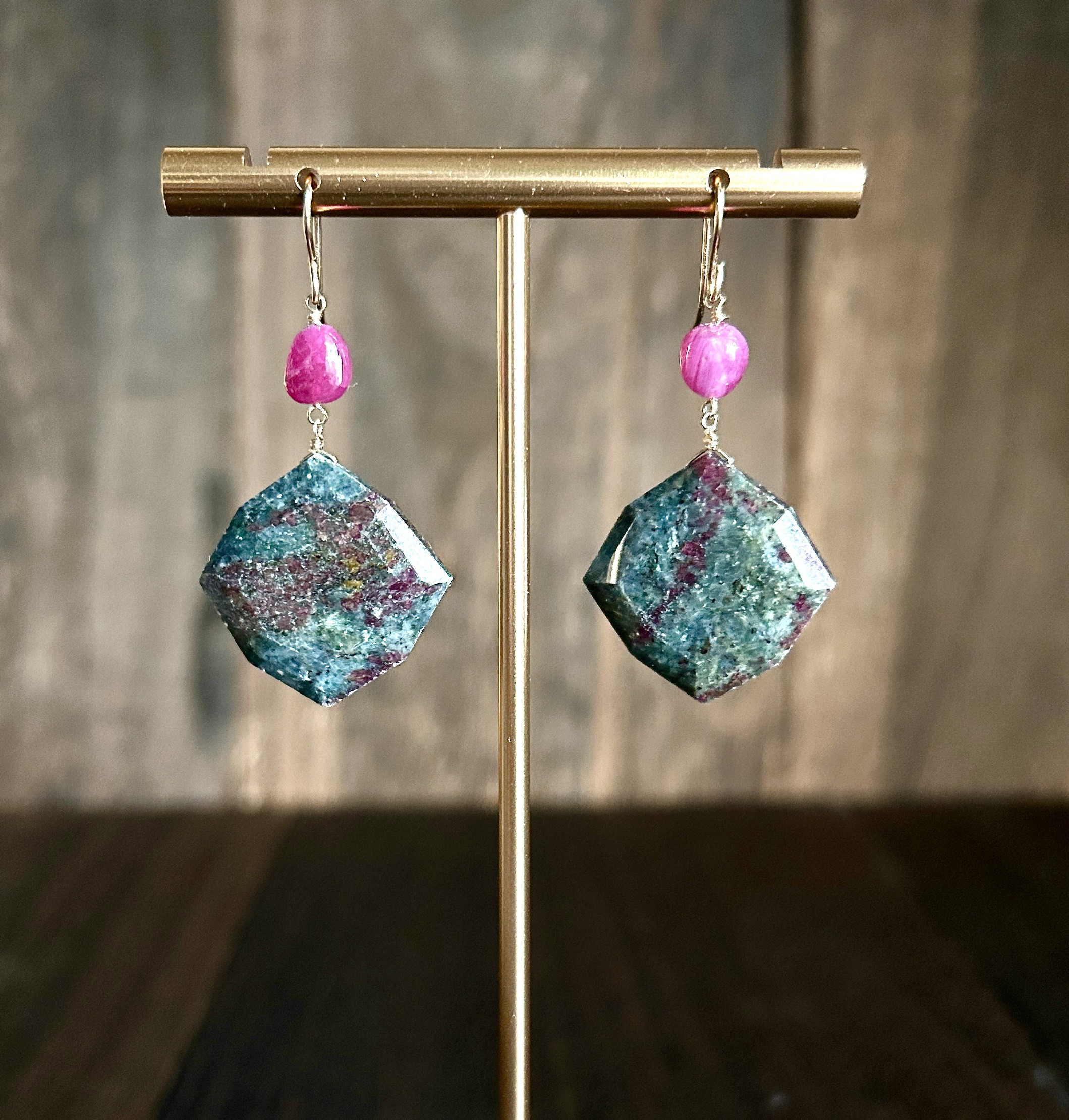 【14kgf】大粒ルビーインゾイサイトとルビーのピアス