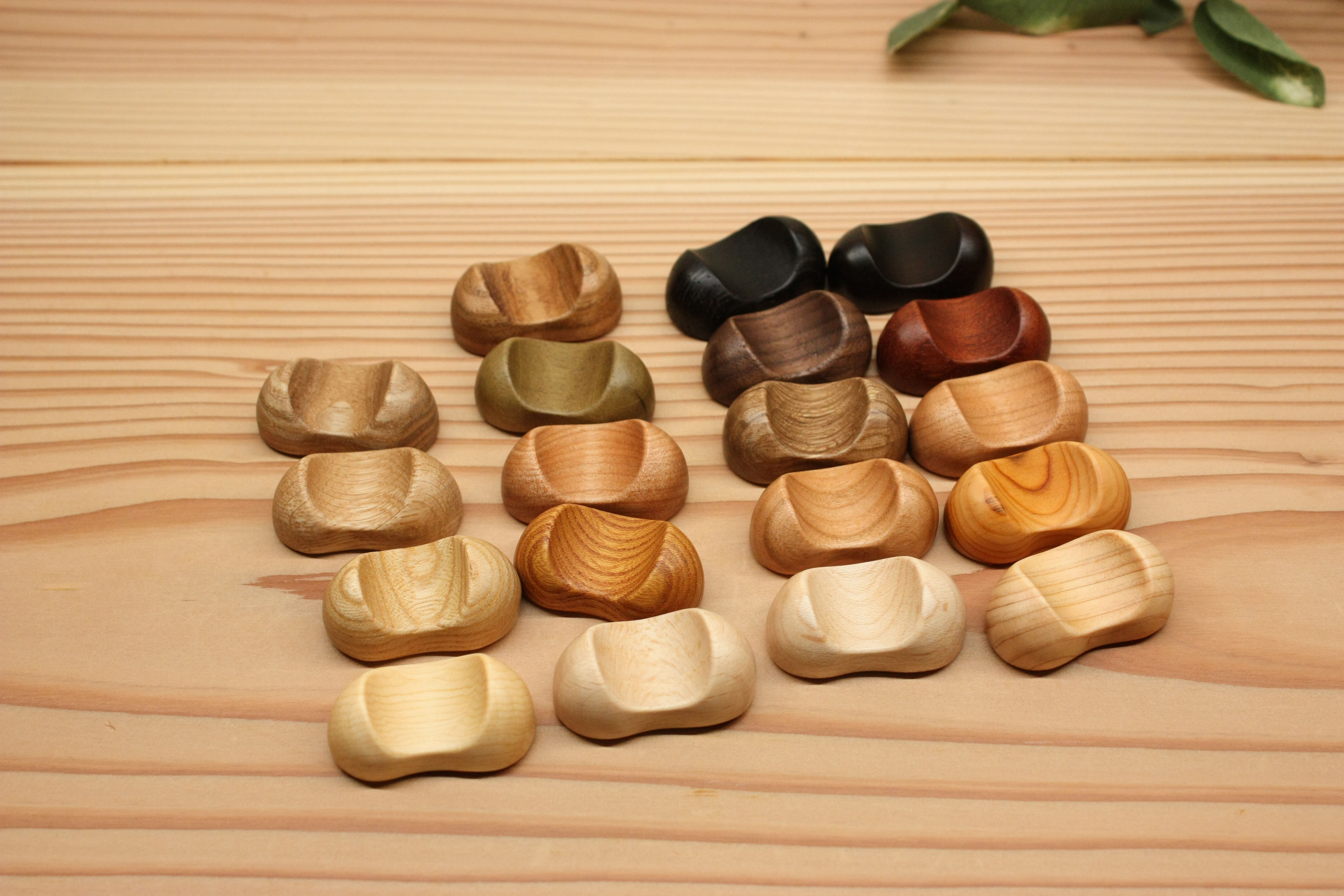 木の箸置き 特別な19個セット　豆形 ミニサイズ 木の種類いろいろ