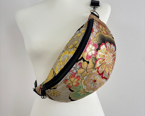 帯リメイク スリングバッグ｜華やかな菊文様の和柄ゴールド｜ジッパー