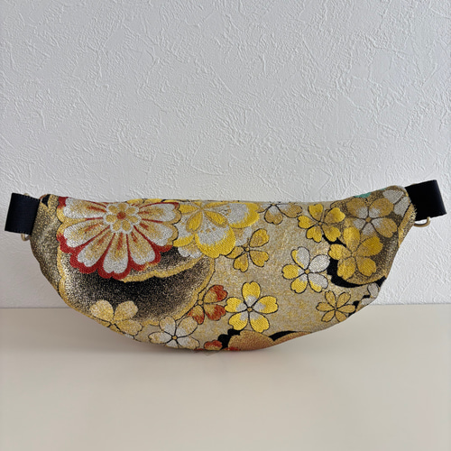 帯リメイク スリングバッグ｜華やかな菊文様の和柄ゴールド｜ジッパー
