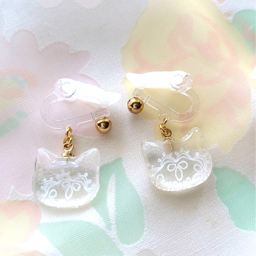 レース猫 クリア イヤリング 軽い 小さい 煌めき レジン ストレス