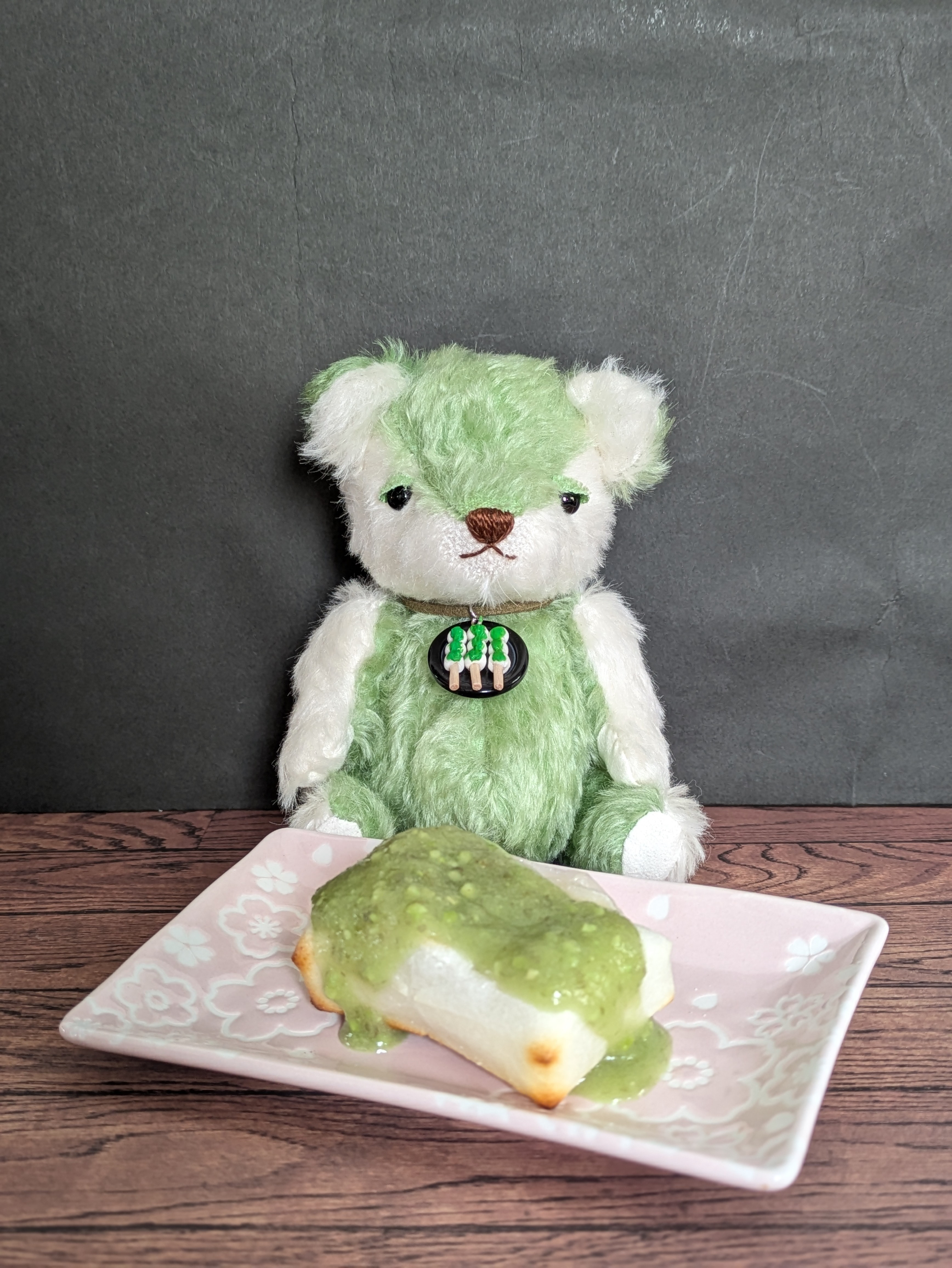 ずんだ餅カラーのテディベア｜ドイツ製モヘア使用・ミニチュアずんだペンダント付き・ハンドメイドぬいぐるみ