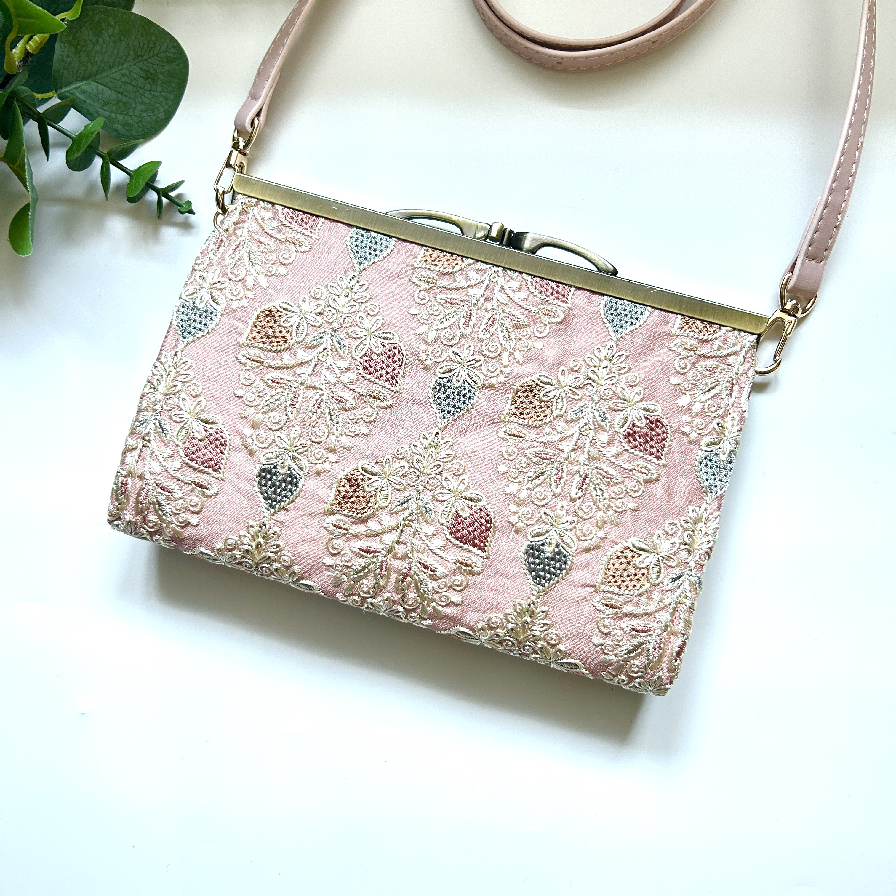 鈴なりイチゴ　インド刺繍のお財布ショルダー