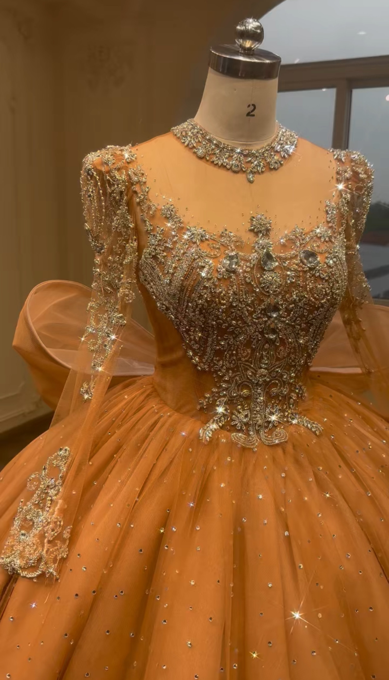 女王派　カラードレス　ストーン付き　キラキラ　オレンジ色　スクエアネック　シースルーお袖　2025春婚　ボリューム結婚式