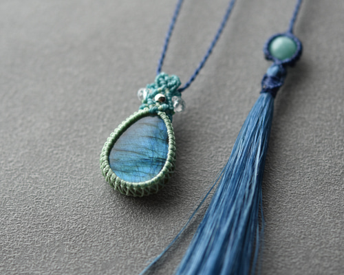 ラブラドライトと藍染め精麻のマクラメネックレス ネックレス