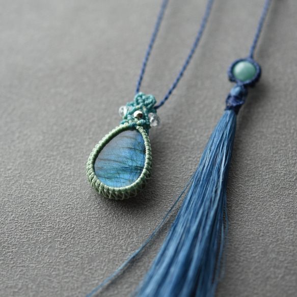 ラブラドライトと藍染め精麻のマクラメネックレス ネックレス