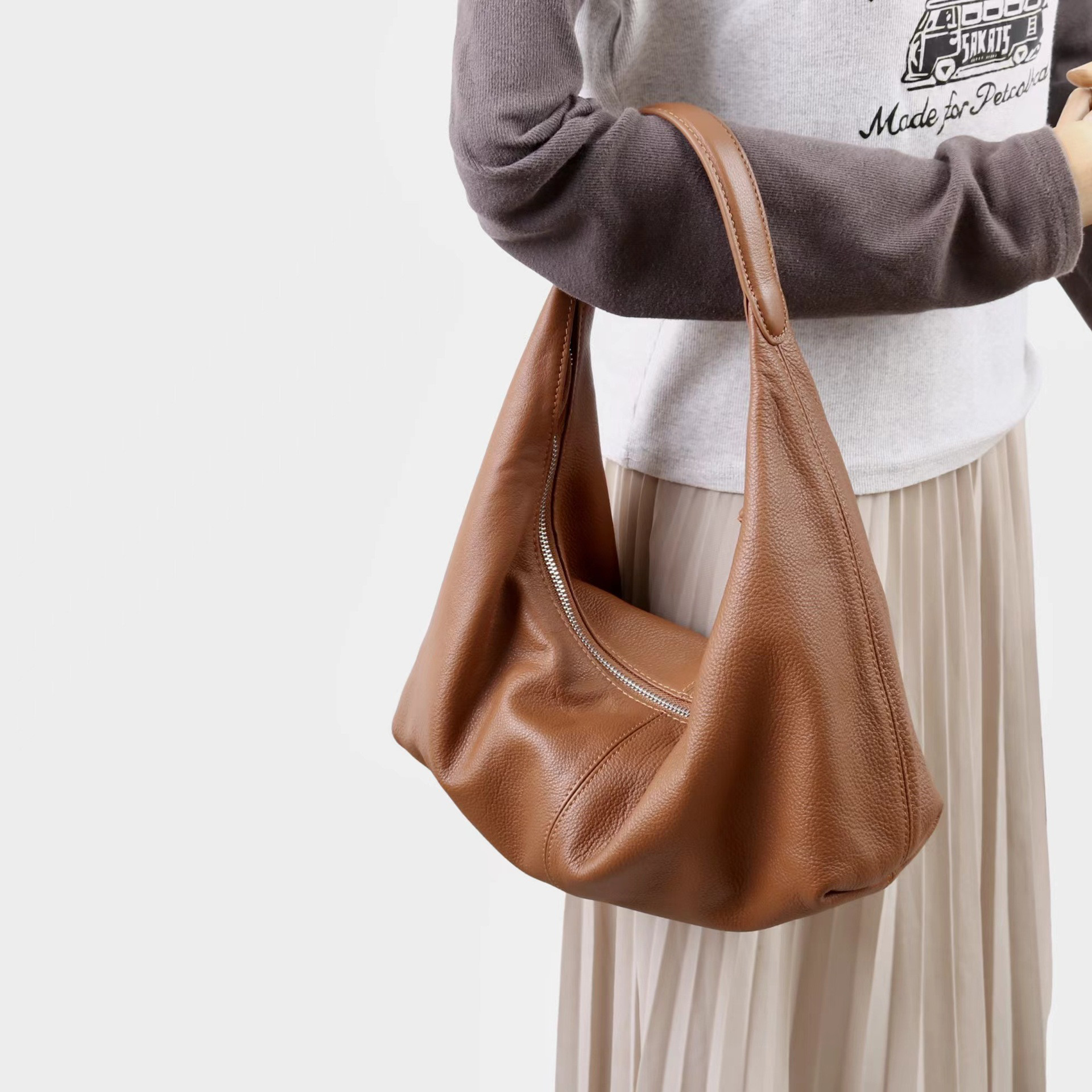 やわらかな本革で仕立てた 大容量アンダーアームバッグ｜通勤にも寄り添う上質レザートート 11,850円