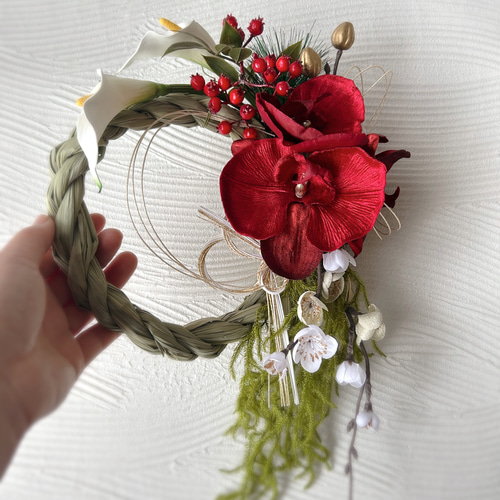 赤い胡蝶蘭と白いカラー・梅の紅白しめ飾り 無料ラッピング お正月飾り