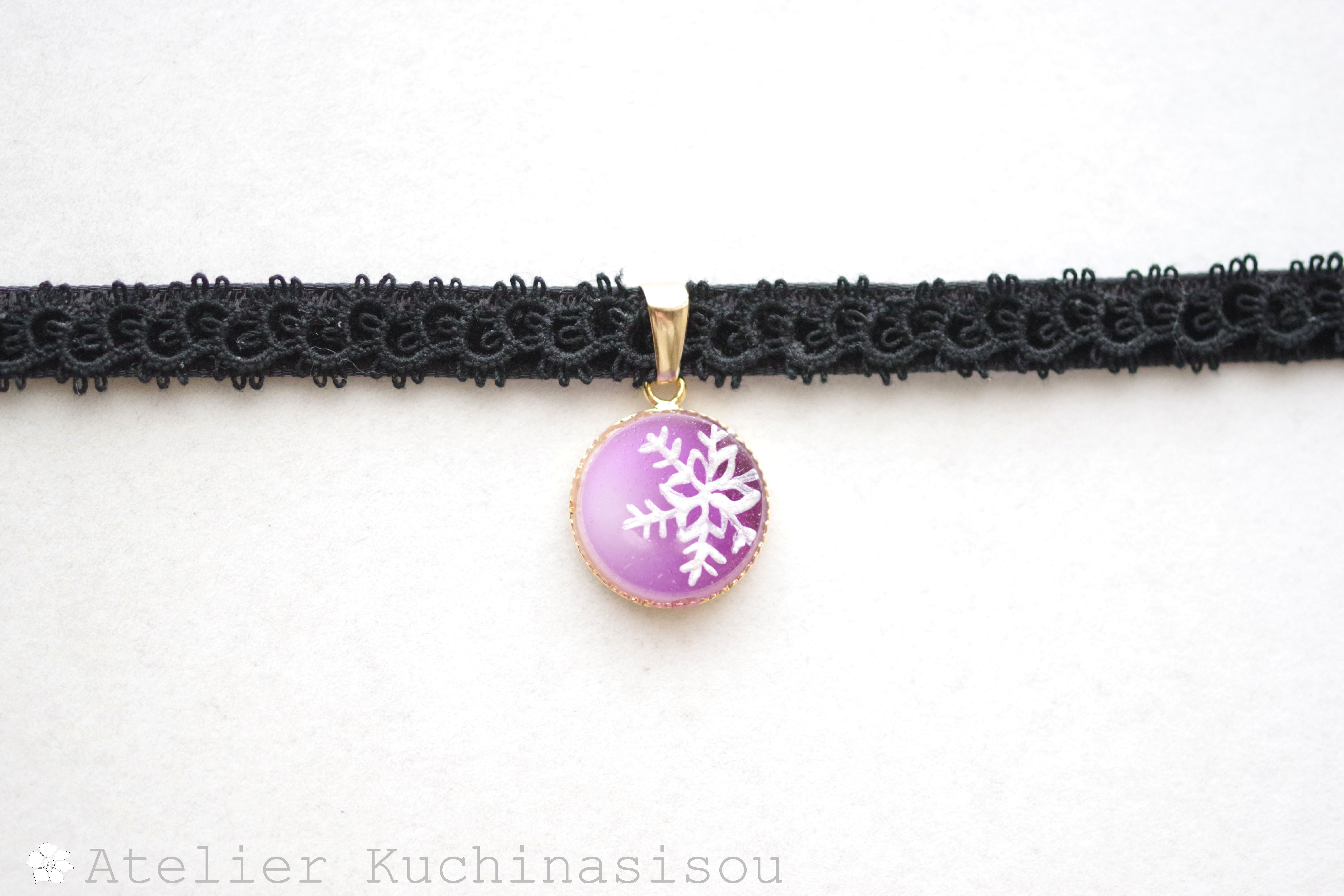 【受注製作】レジンアート　ラウンドモチーフとタティングレースとベルベットリボンのチョーカー〈雪の結晶・紫〉