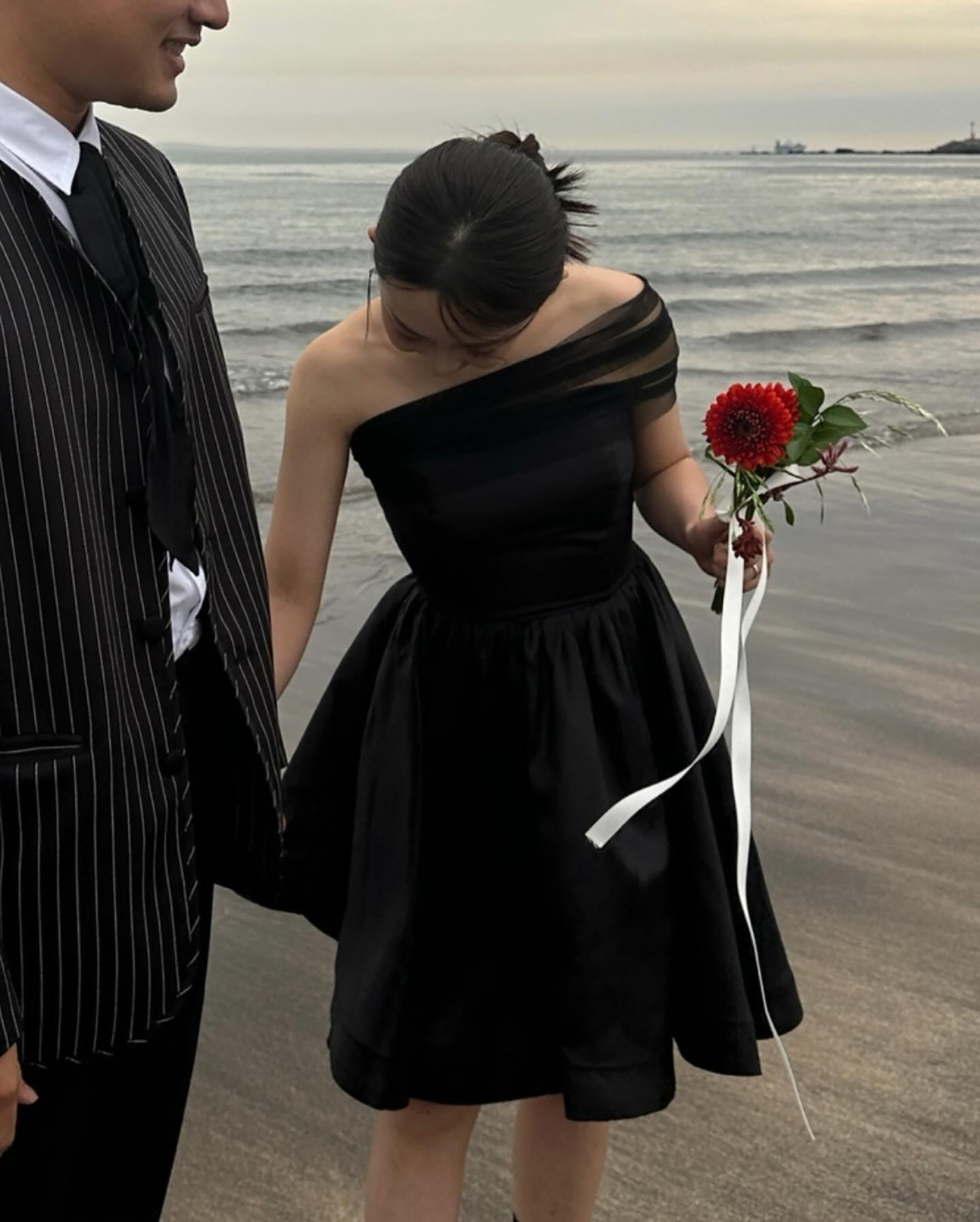 高級感 黒白 オフショルダー ショート丈 パーティードレス シンプル 結婚式 成人式 演奏会 誕生日 前撮り HL993