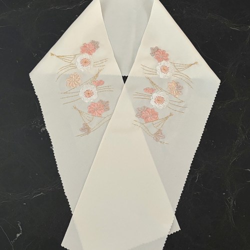 桜の半衿 NO.1☆オフホワイト☆正絹☆日本刺繍☆振袖・晴着に☆成人式