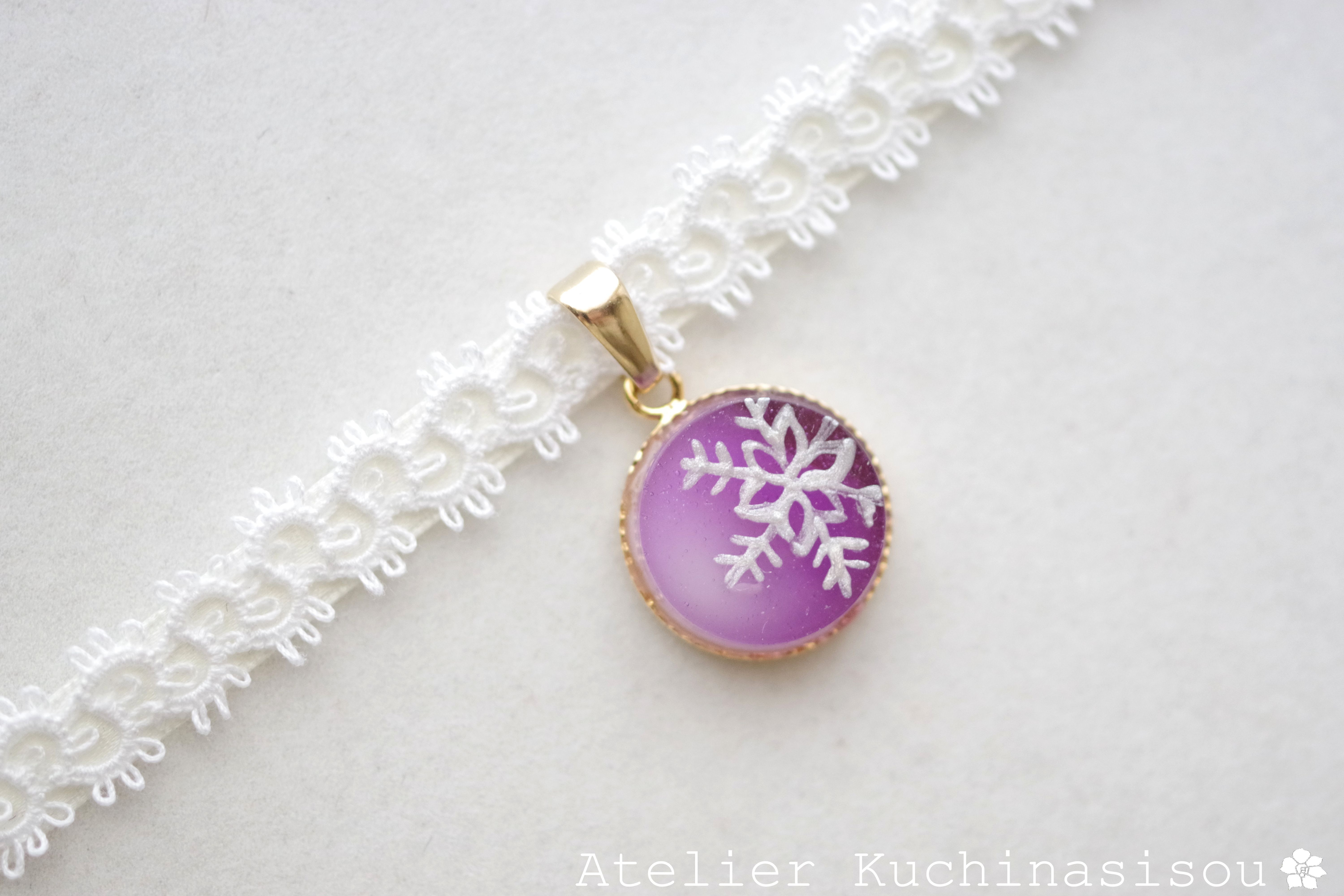 【受注製作】レジンアート　ラウンドモチーフとタティングレースとサテンリボンのチョーカー〈雪の結晶・紫〉
