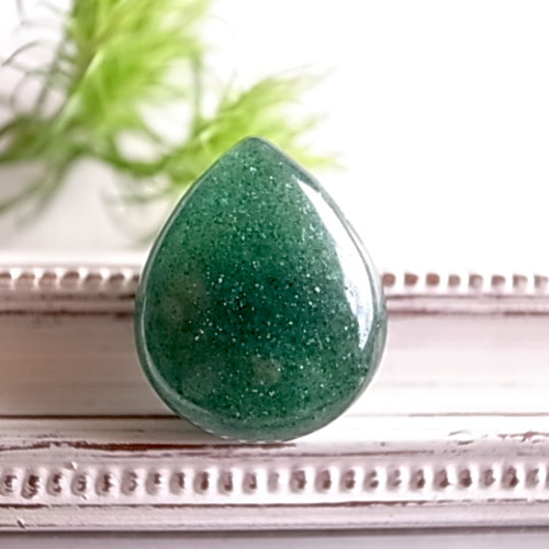 グリーンストーン　緑色の石　2kg程 ニュージーランド産ジェイド（ネフライト）「Green Stone」 | 虹石屋