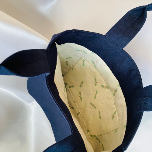 紺色のカワイイくぼみつきミニトートバッグ 550mlペットボトルが入る