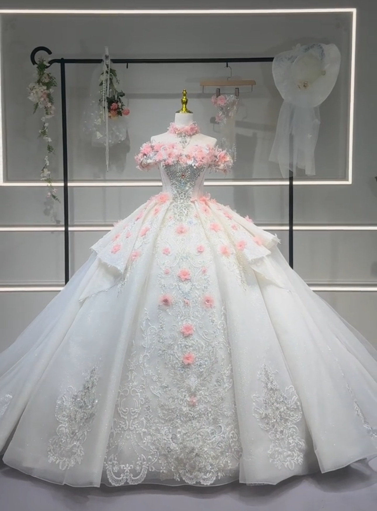 可愛いピンクお花つき　ウェディングドレス　贅沢な刺繍レース　フランスレース　オフショルダー　豪華　結婚式前撮りブライダル