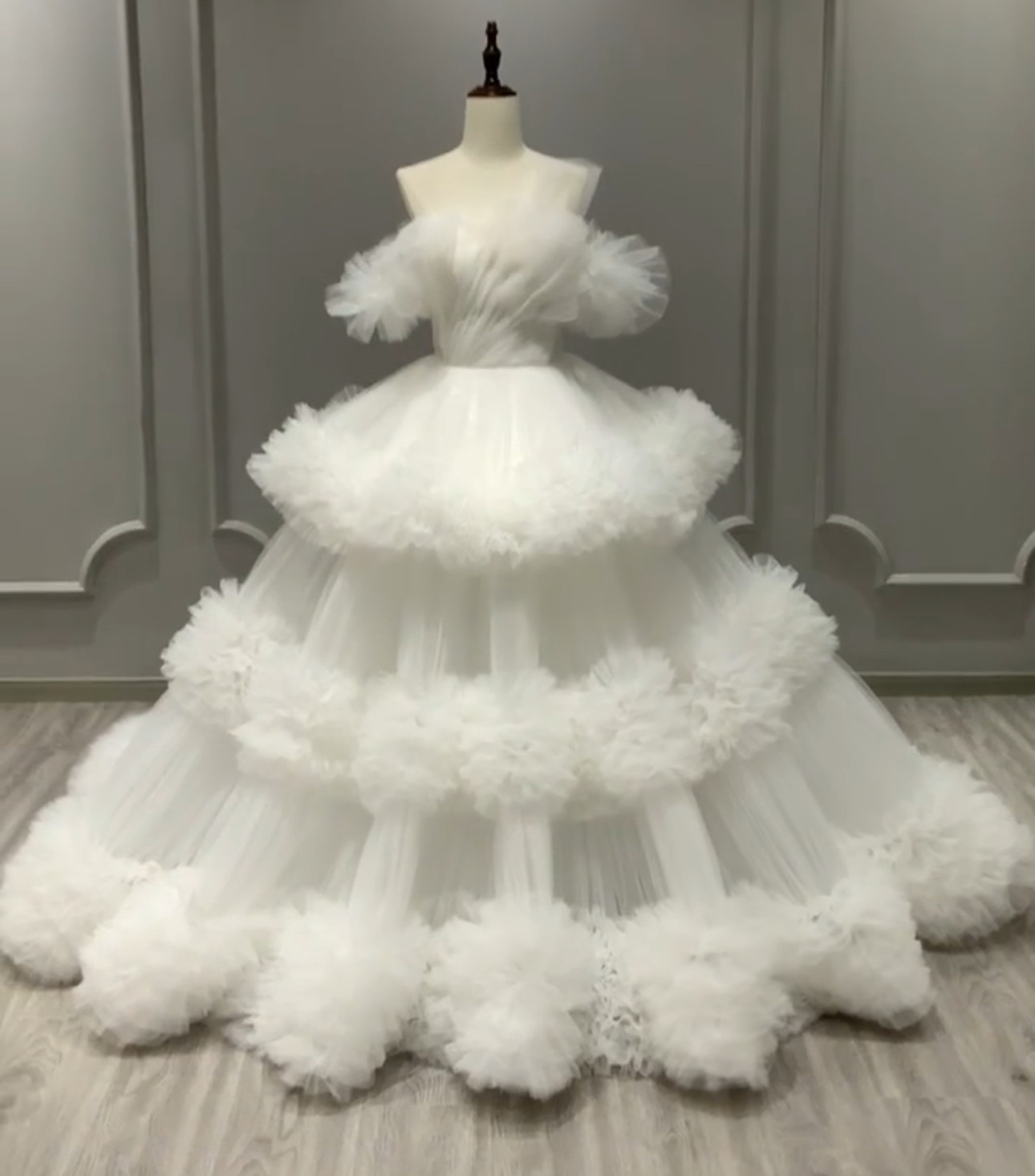激安　パフスリーブ付き　ボリューム　プリンセスライン　痩せて見える　ふんわいるチュール　白ホワイト　カラー変更可能結婚式