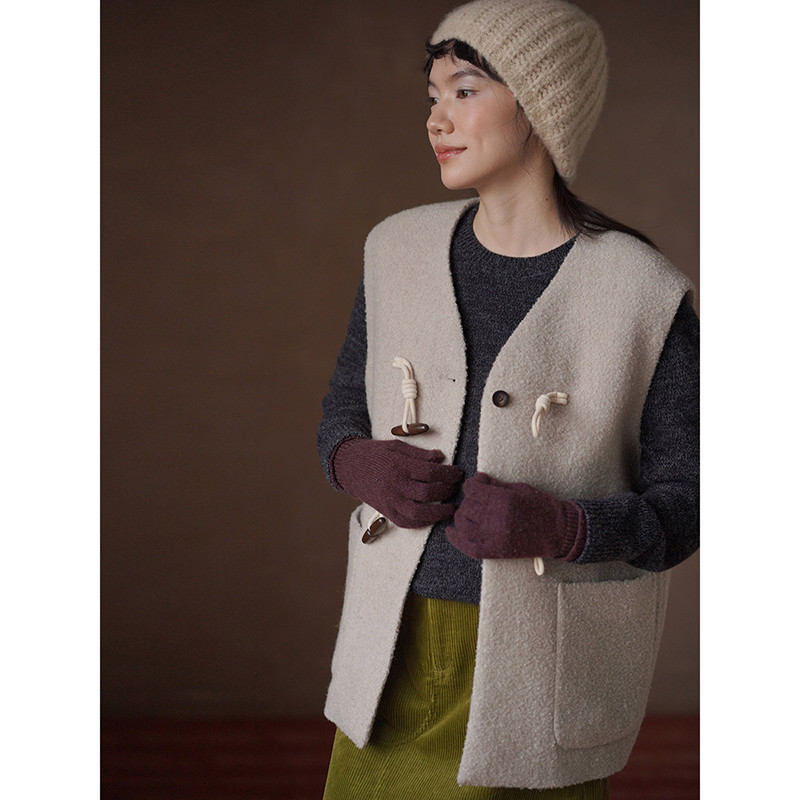 ふかふかリングヤーンとふんわりキルトの温もり こだわりホーンボタンのVネックベスト#904