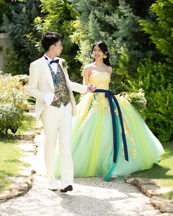 実例写真！カラードレス グラデーションドレス グリーン 花柄モチーフ