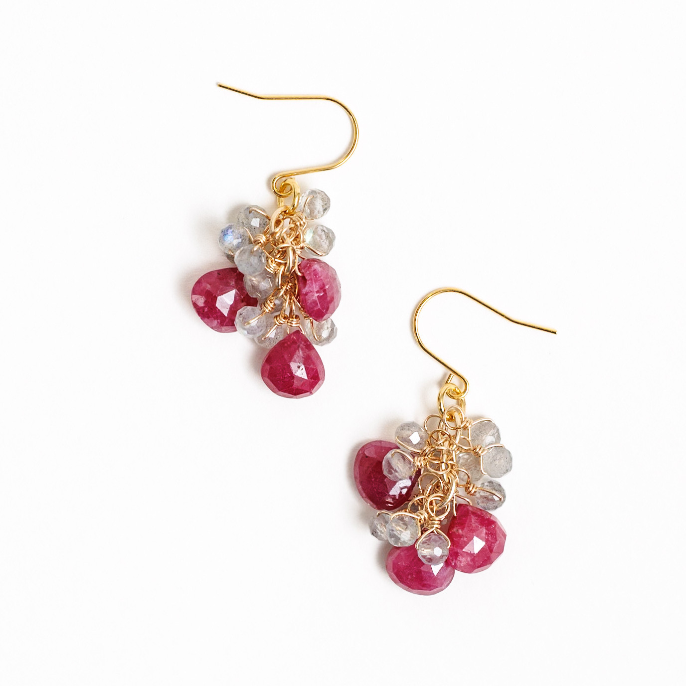 【高品質】天然石ルビーとラブラドライトの「戯れ」ピアス 一点もの