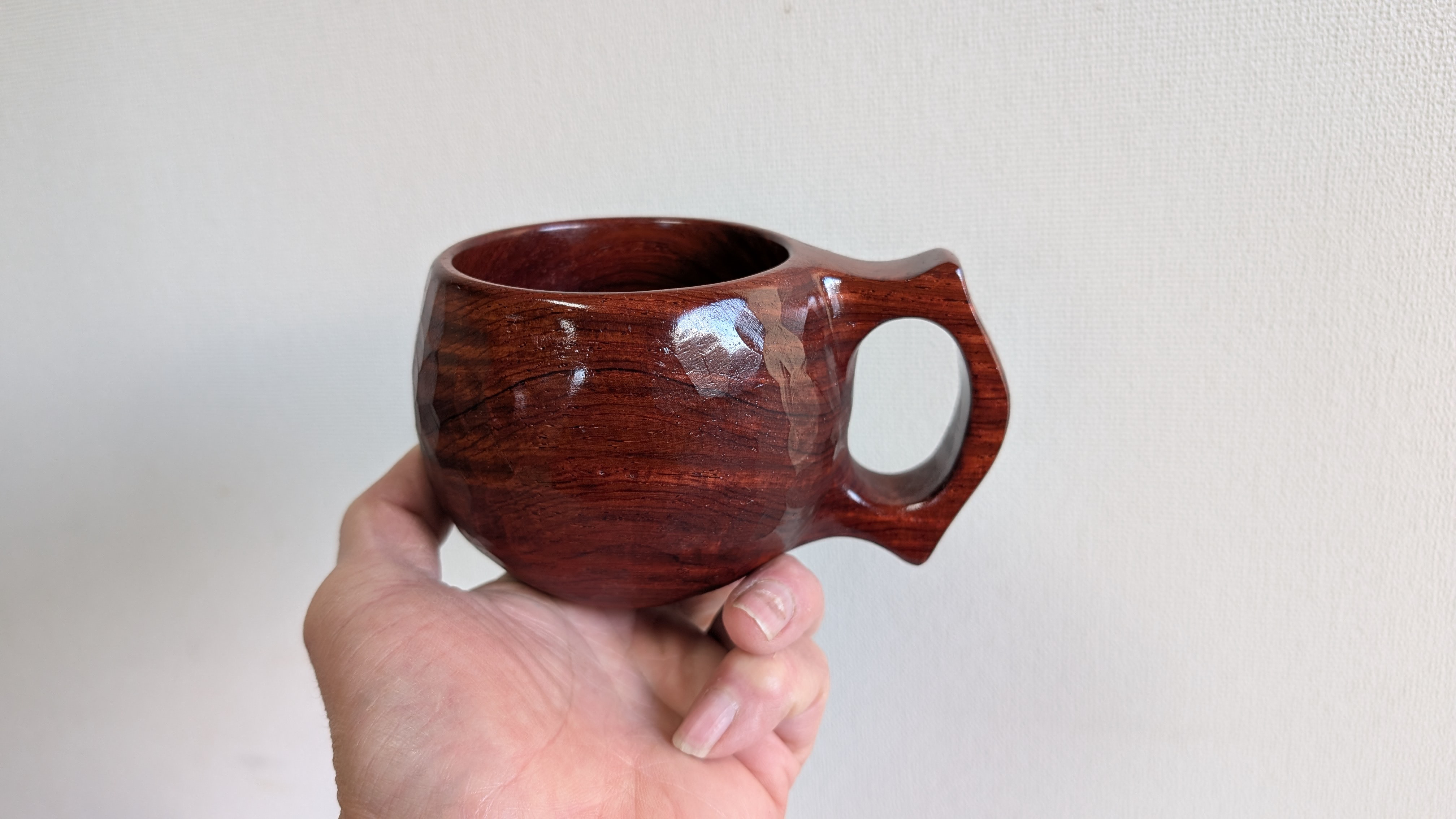 紫檀の一木彫りコーヒーカップ