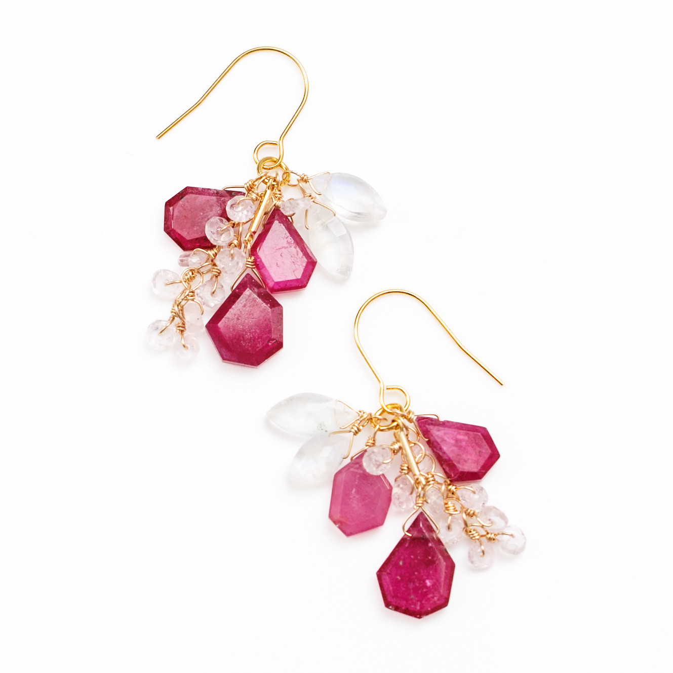 スライスカットルビーとピンクサファイアとホワイトラブラドライトのピアス