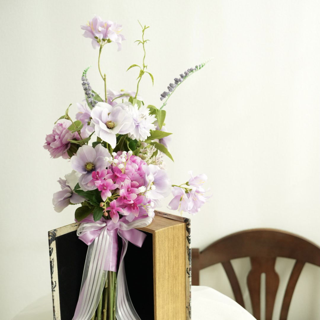 優しいラベンダーカラーのクラッチブーケ