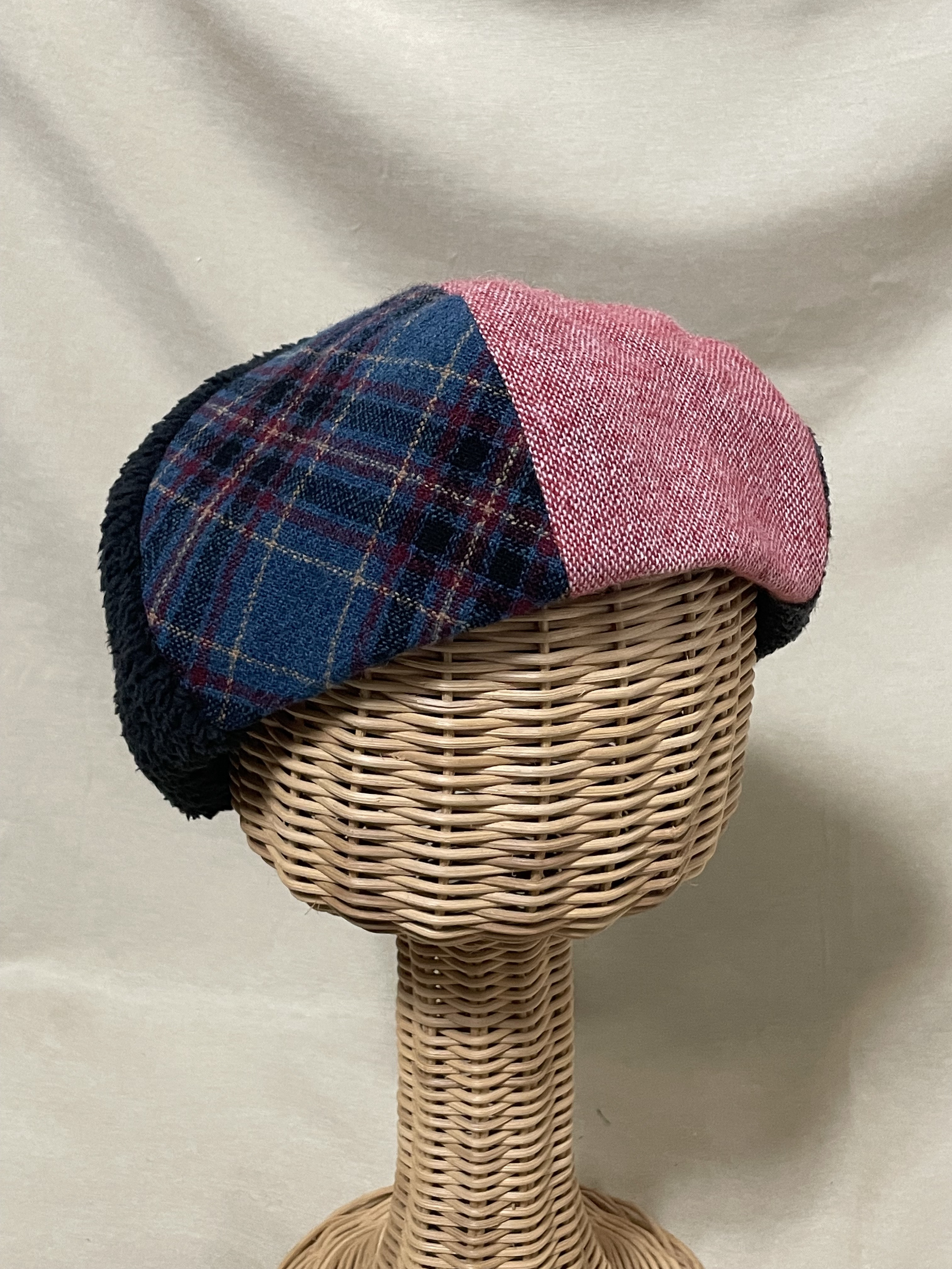 異素材合わせのベレー帽（紺赤チェック&もこもこブラック）