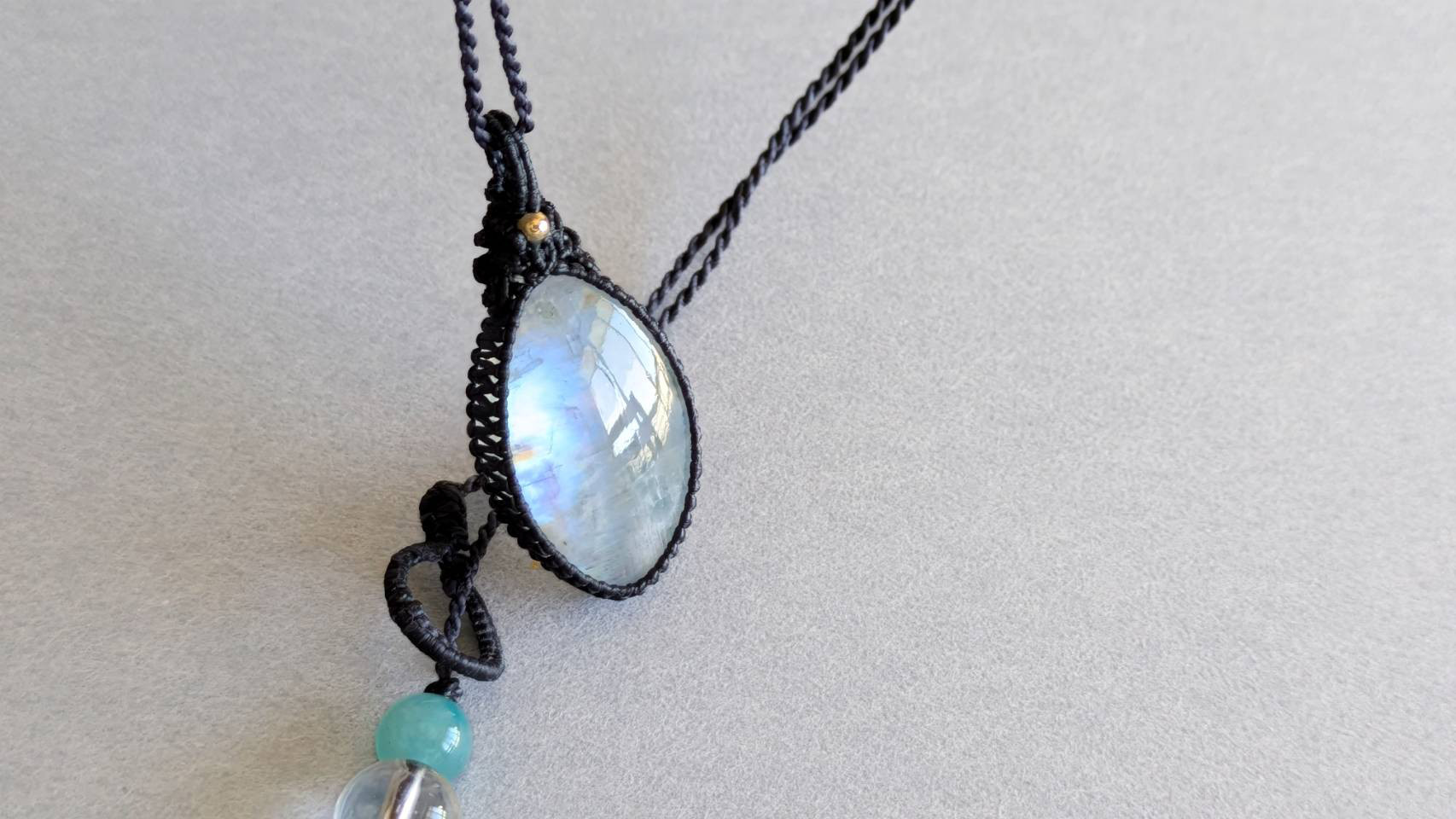 【明け星】ブルームーンストーン　留め切りタイプ　マクラメ編みネックレス