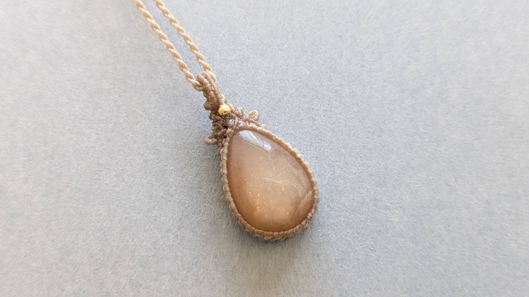 【明け星】ピーチムーンストーン　留め切りタイプ　マクラメ編みネックレス