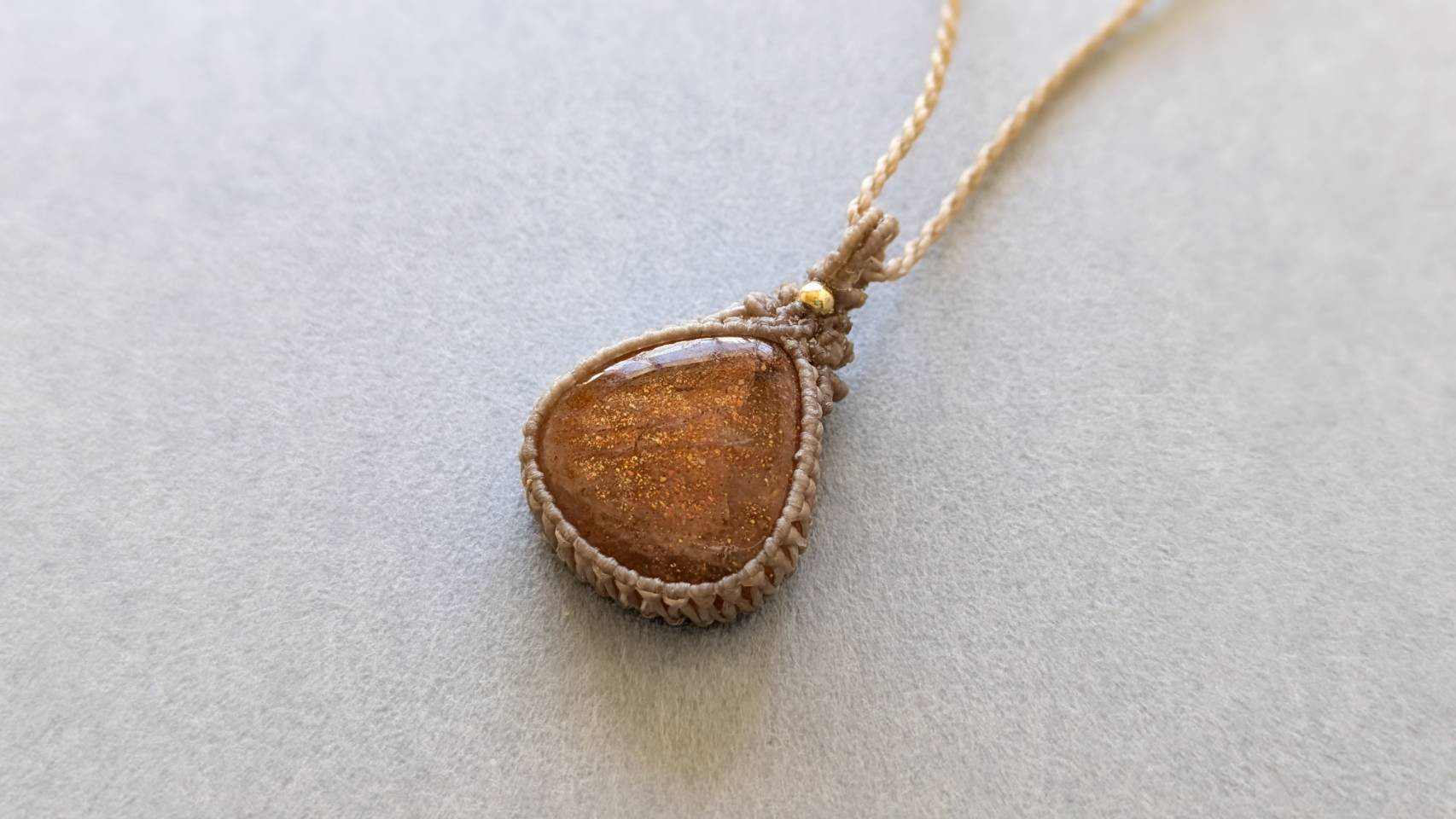 【明け星】サンストーン　留め切りタイプ　マクラメ編みネックレス