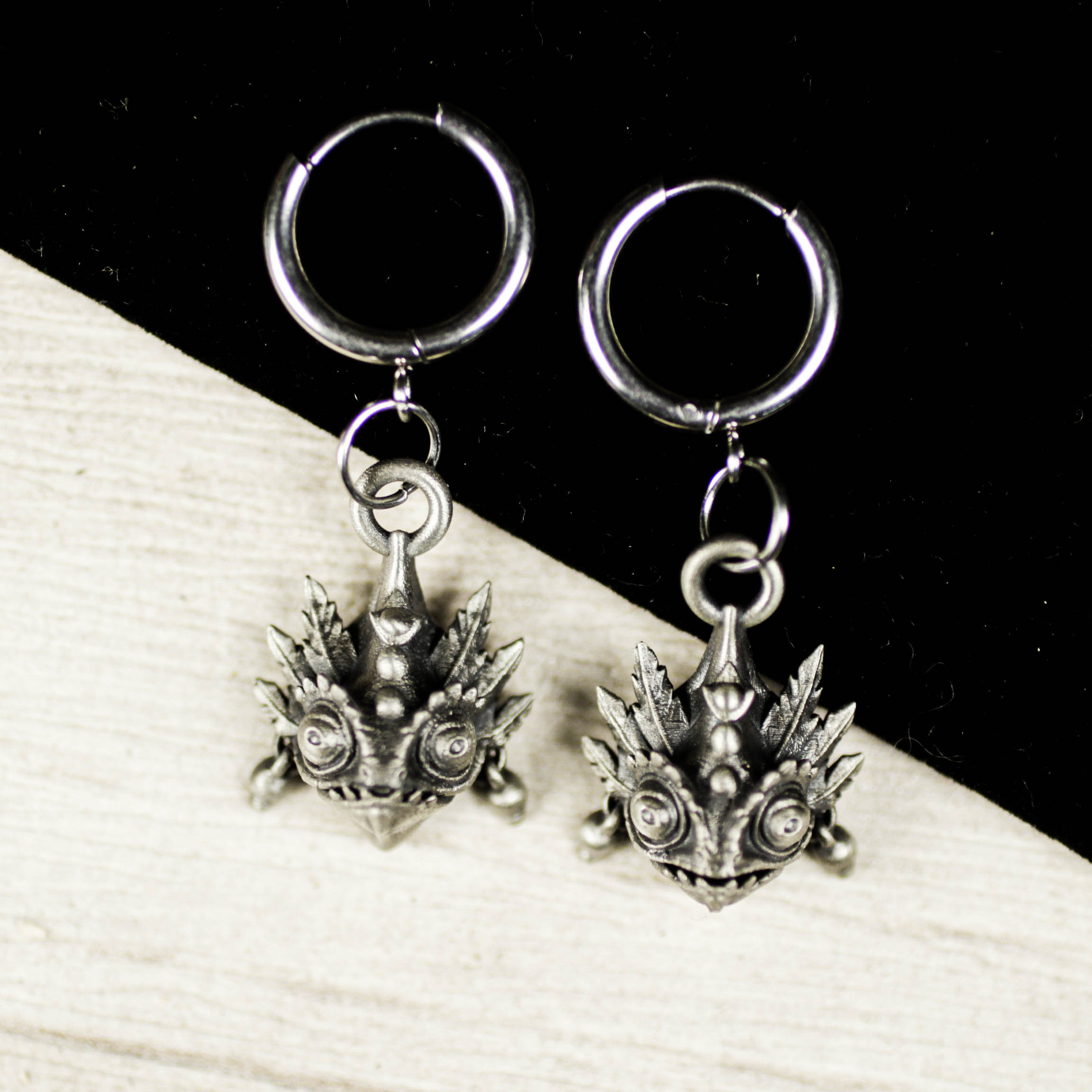 シルバーカメレオン ドロップイヤリング - 爬虫類をモチーフにしたジュエリー - 手作りダングルイヤリング