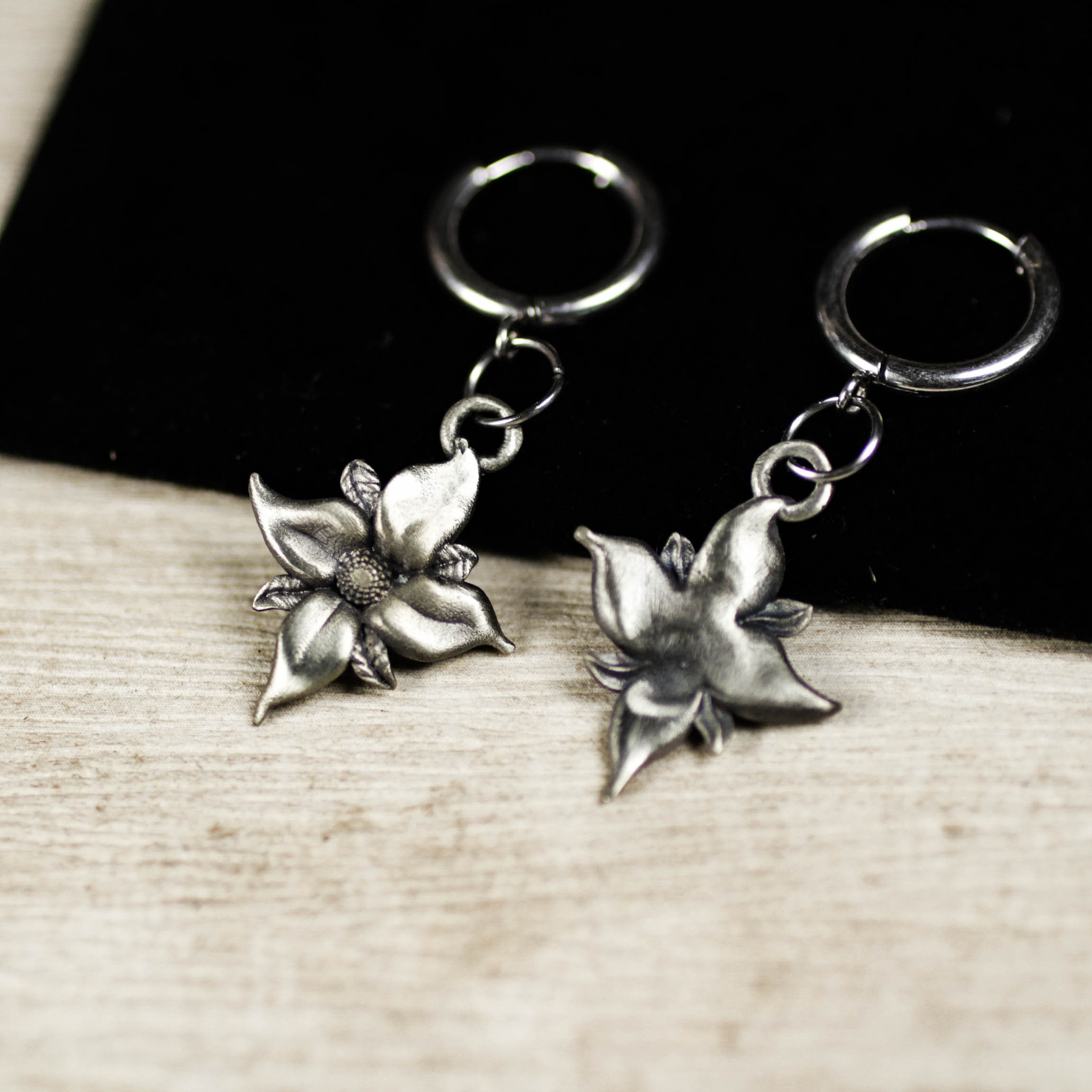 シルバーフラワードロップイヤリング - 植物の自然からインスパイアされたジュエリーハンドメイドのダングルイヤリング