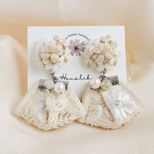淡色小花とインド刺繍リボンイヤリング／ピアス｜刺繍アクセサリー