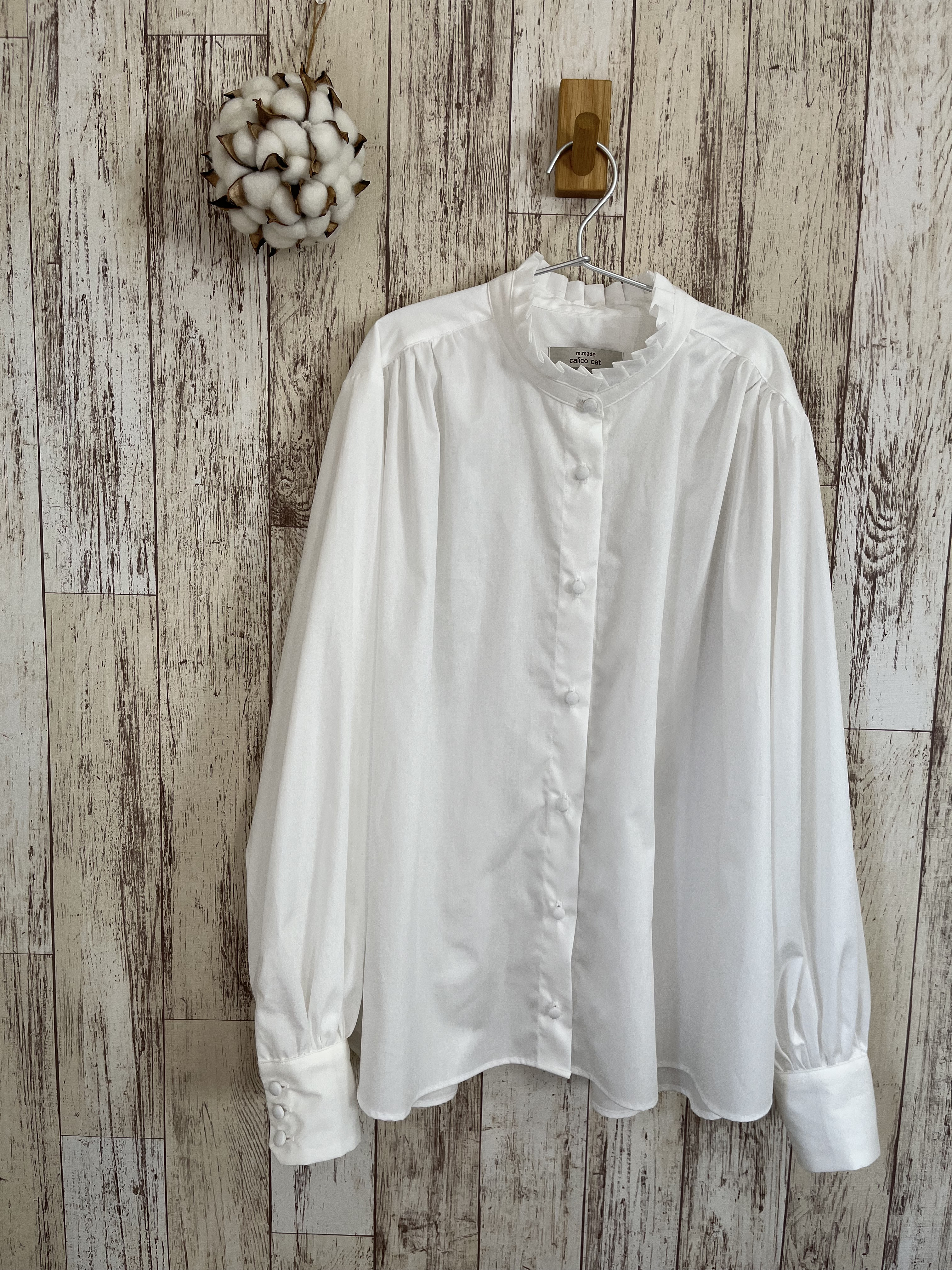 衿のフリルタックが可愛いコットンブロードブラウス