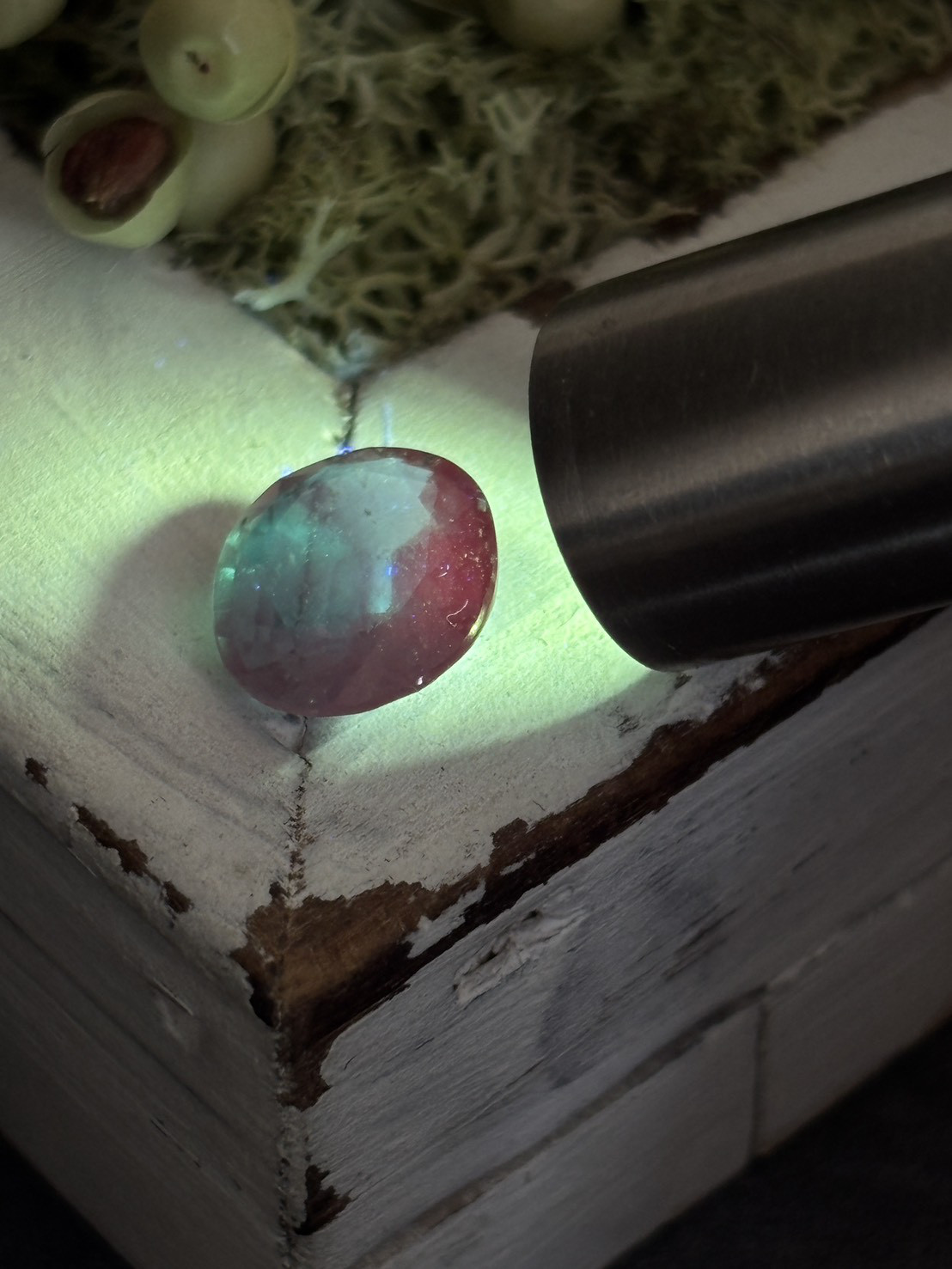 カラーチェンジ カイヤナイト ファセットカット ルース 01 UVライトで反応 天然石