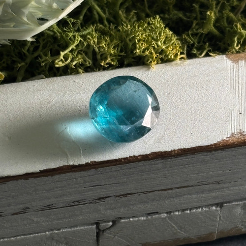 カラーチェンジ カイヤナイト ファセットカット ルース 04 UVライトで