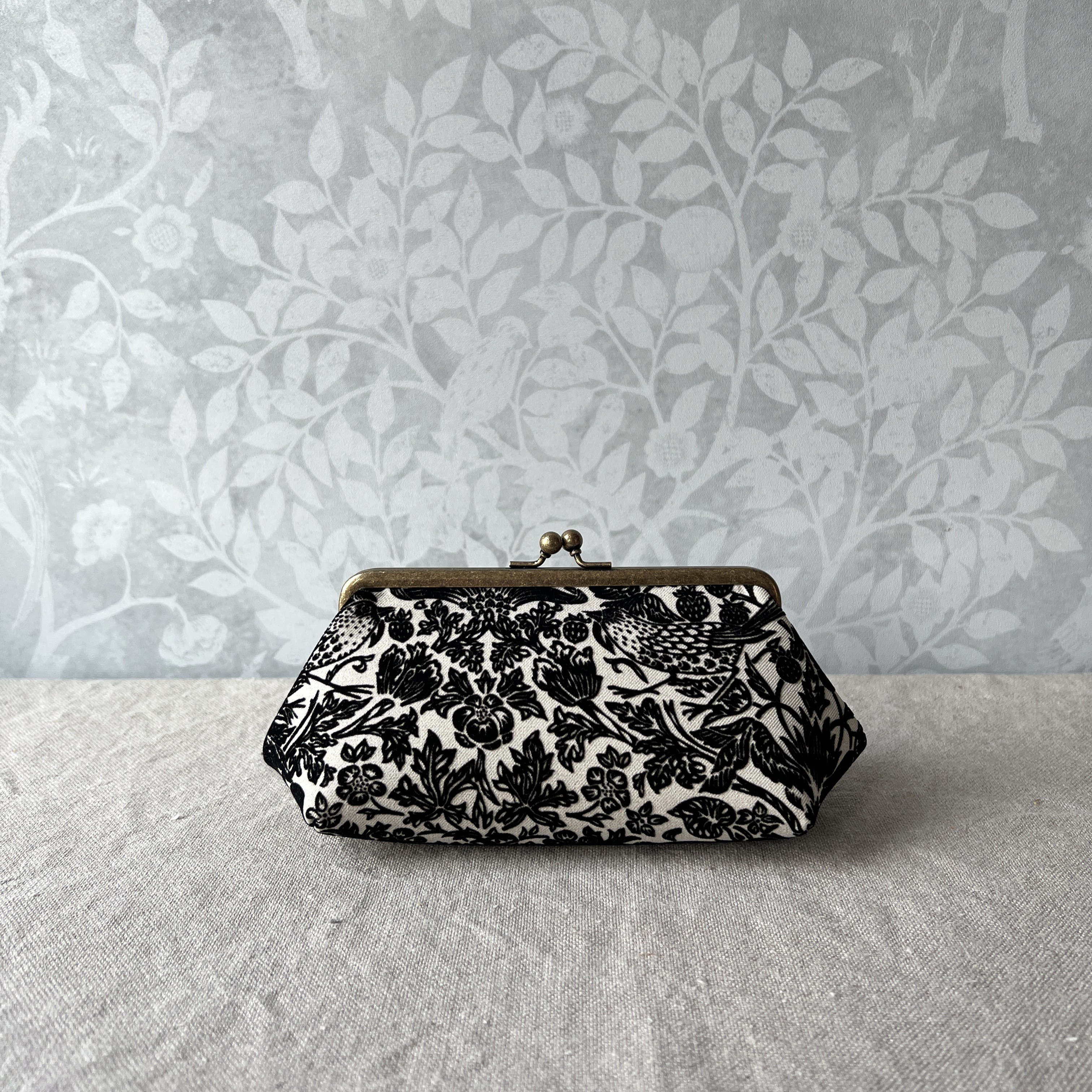 がまぐちポーチＬ　モリス白