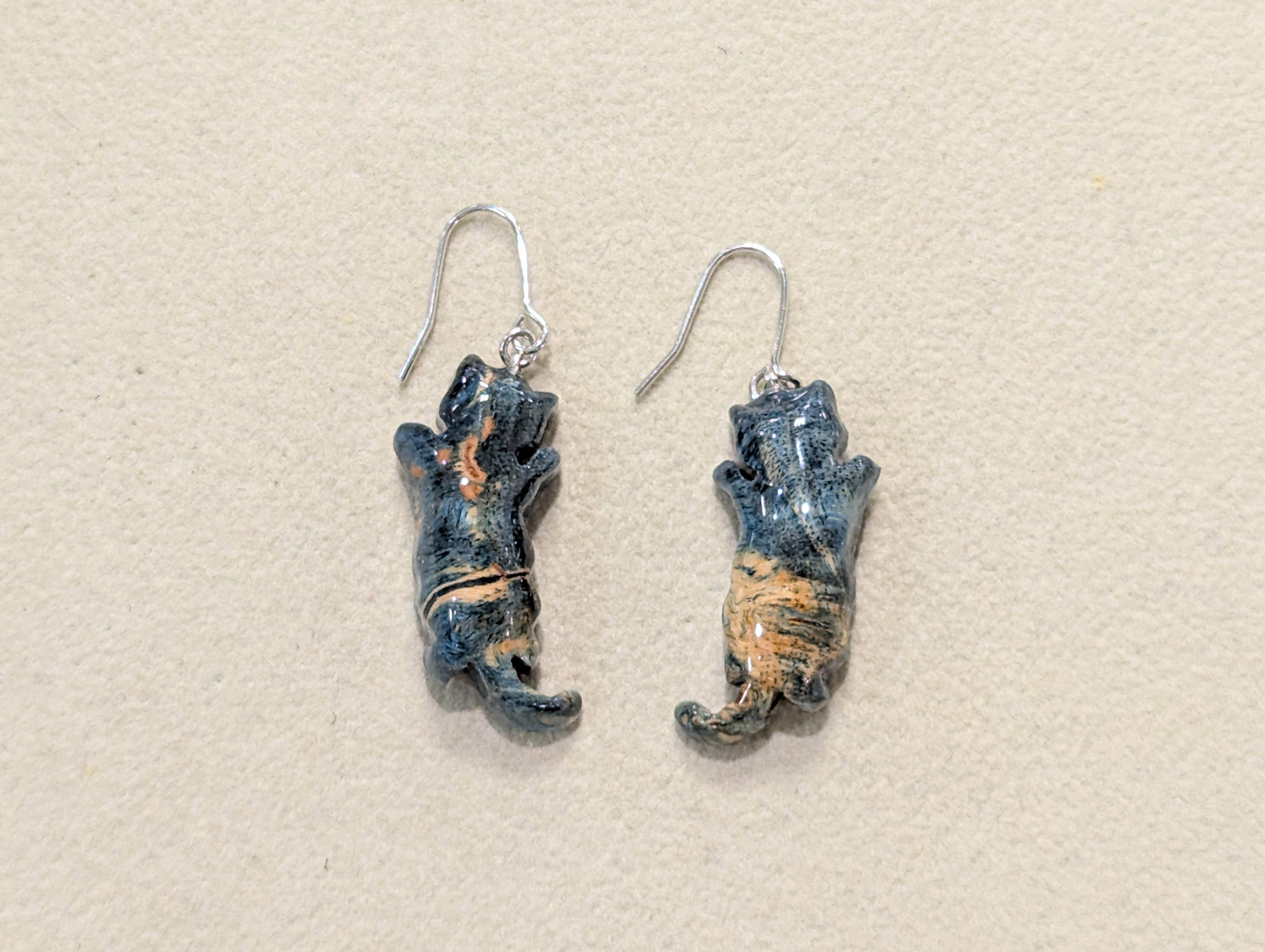 木製　ピアス　（　猫　）