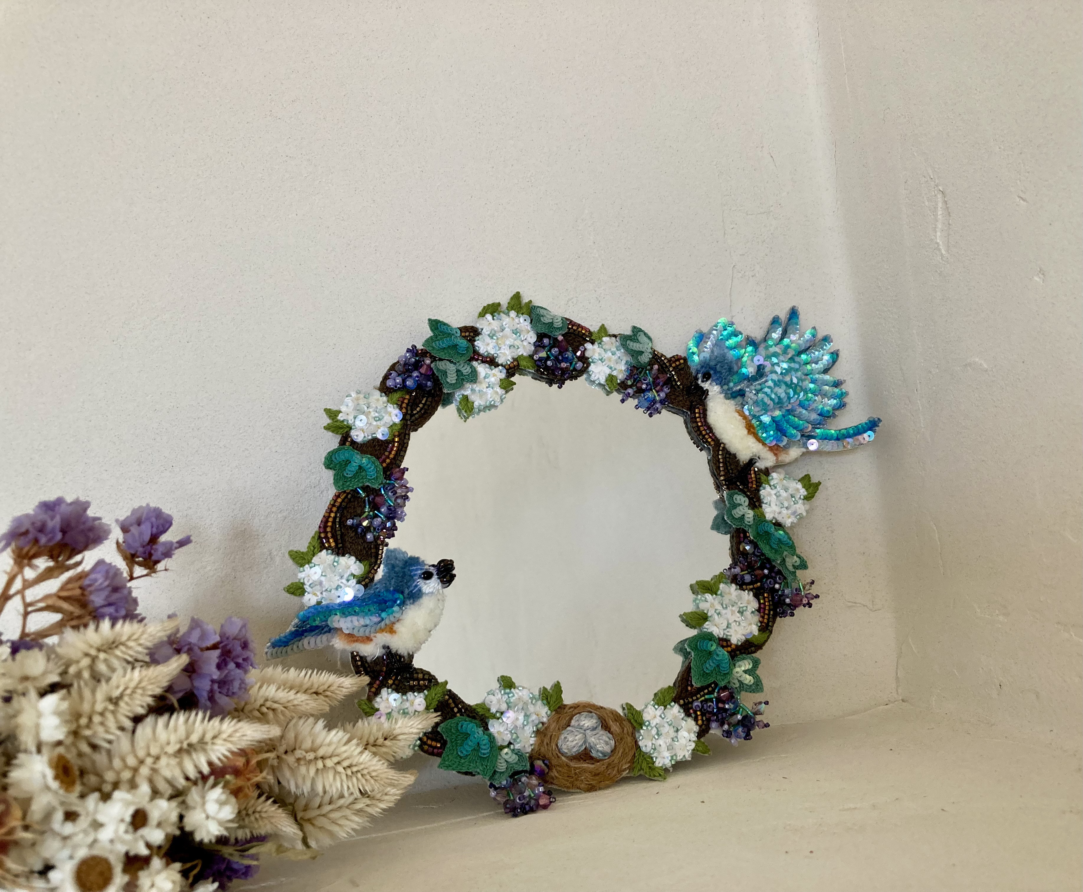 森の家族《La famille de la forêt》―エボシガラのオートクチュール刺繍ミラー