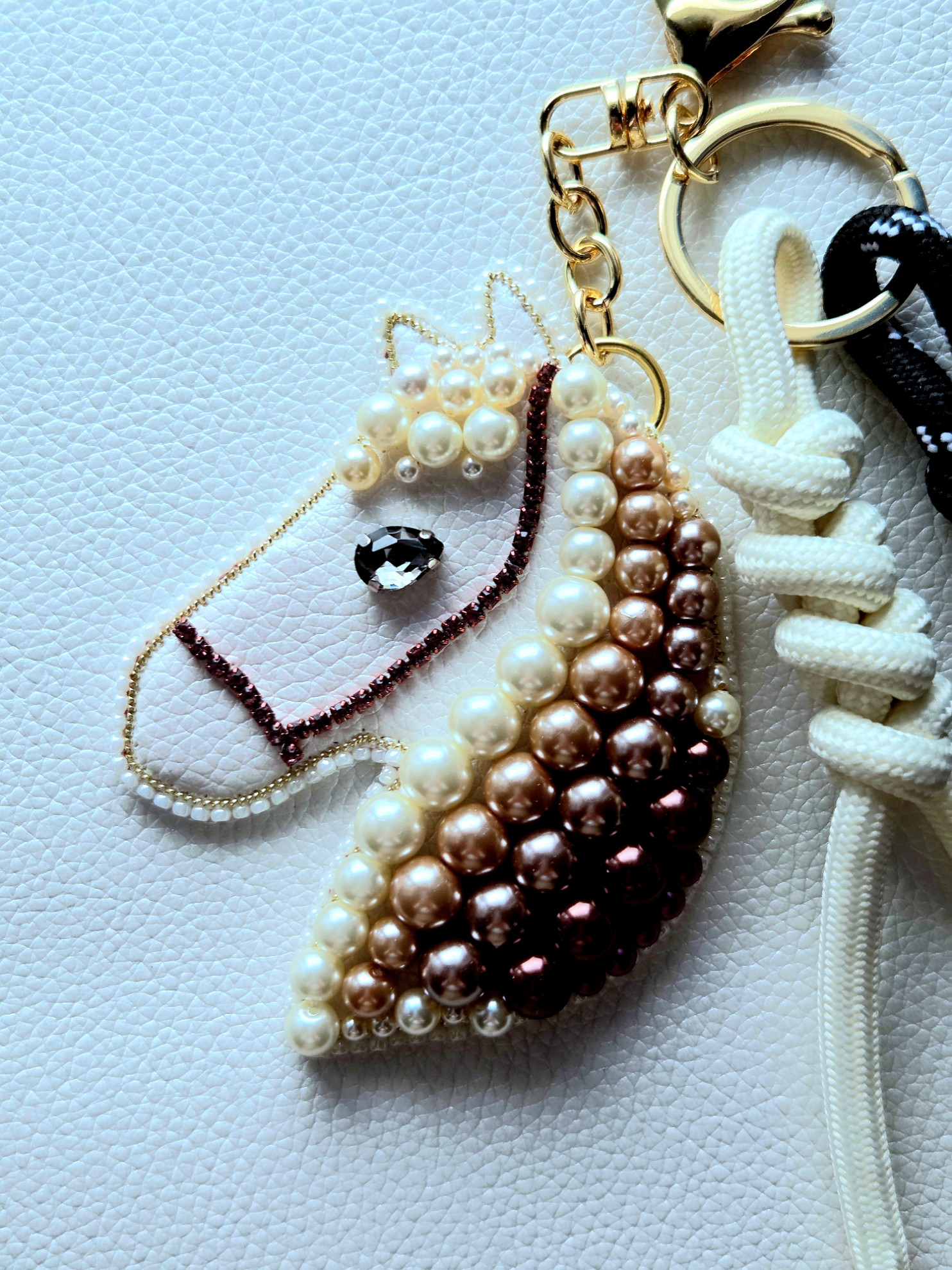 【2026年 干支 午年】幸せを運ぶ馬 ゴールデンホースのバッグチャーム  パラコード  パール  合皮