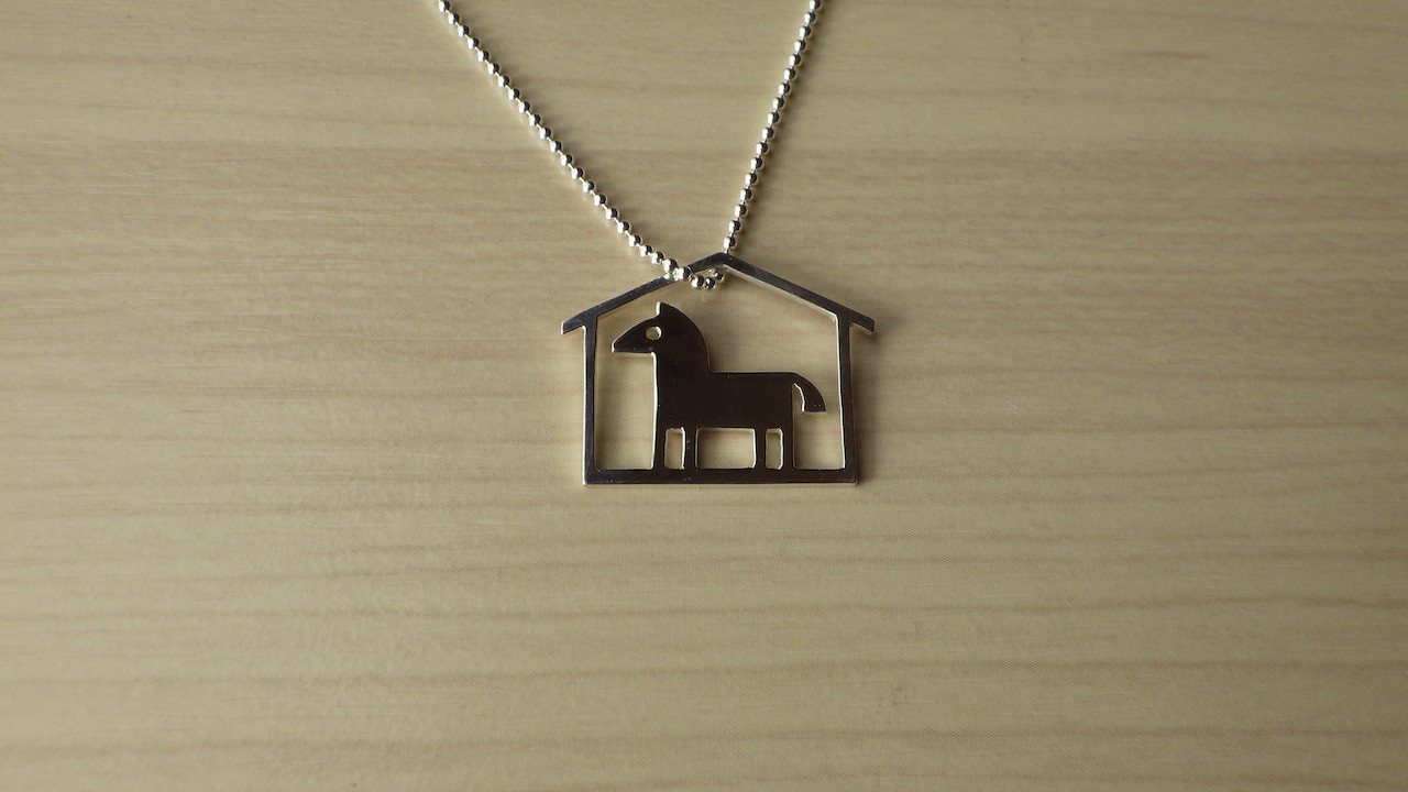 馬小屋のペンダント
