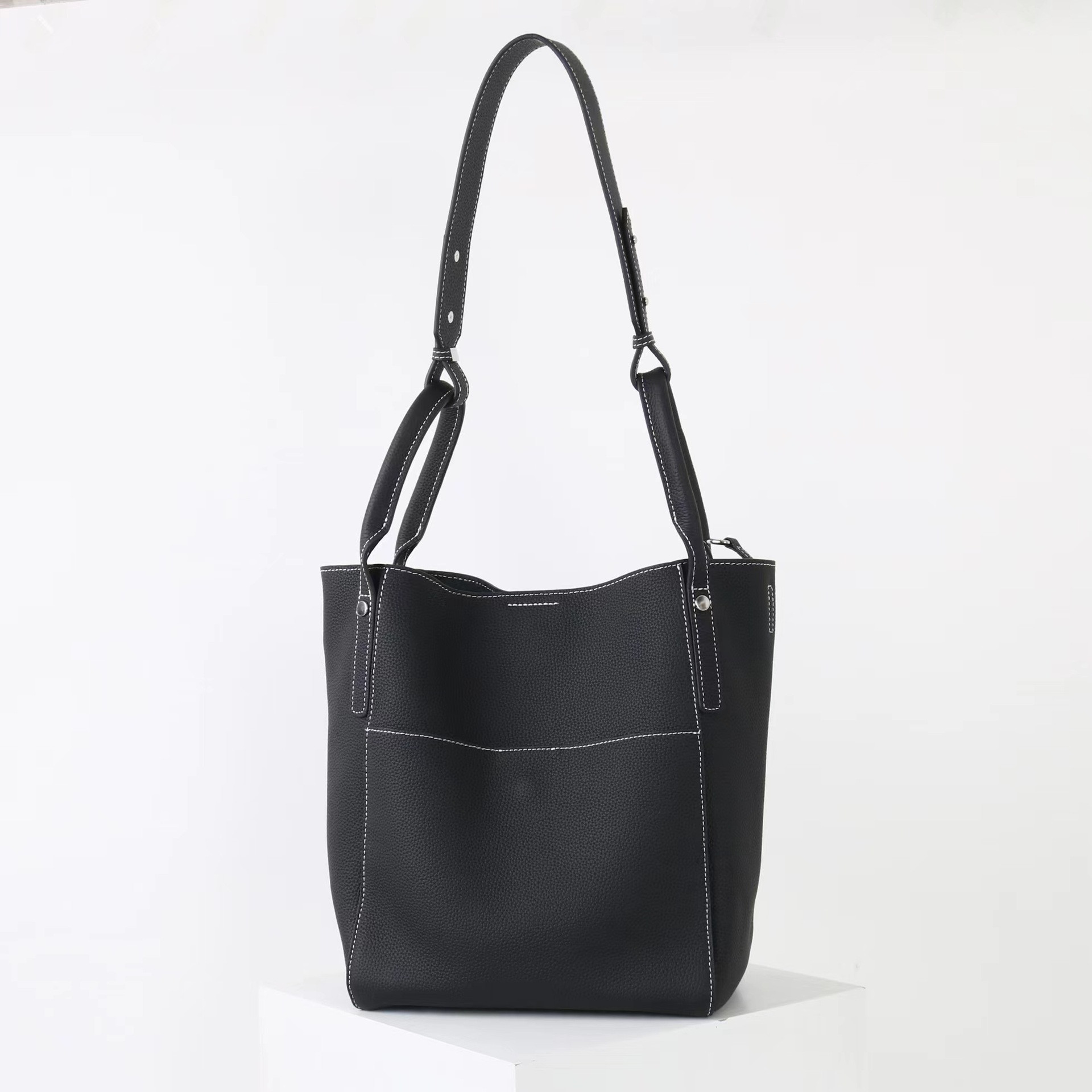 通勤にちょうどいい 本革バケットバッグ 大容量・シンプルデザイン