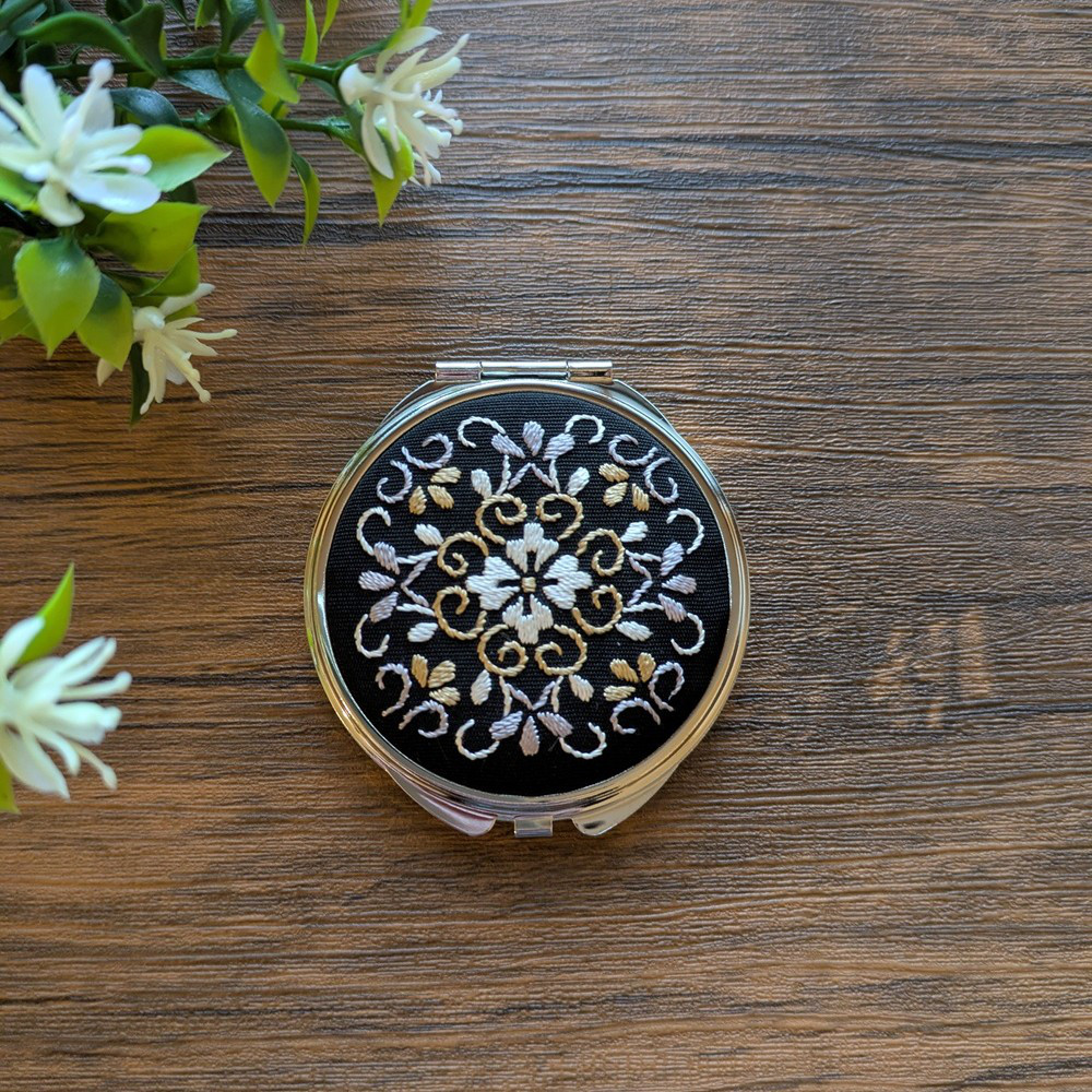 日本刺繍のコンパクトミラー（丸）（西洋唐草）（F2516）
