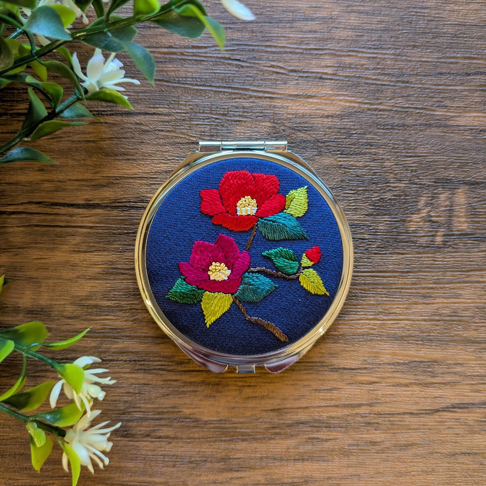 日本刺繍のコンパクトミラー（丸）（椿）（F2517）