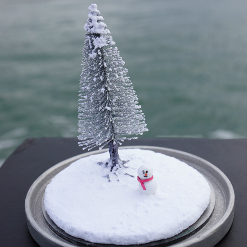 ミニチュア冬囲い雪吊りオブジェ ガラスドームに入った、雪だるまと雪景色のミニチュア ”Someone Made