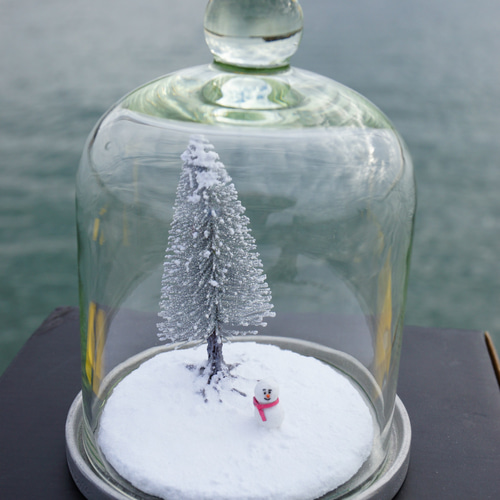 ガラスドームに入った、雪だるまと雪景色のミニチュア ”Someone Made