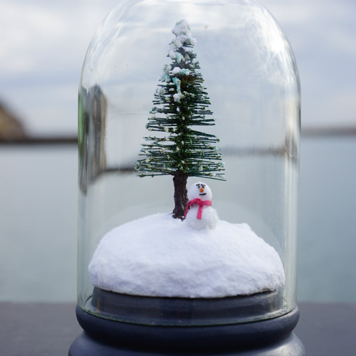 ガラスドームに入った、雪だるまと雪景色のミニチュア ”The Little