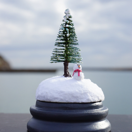 ガラスドームに入った、雪だるまと雪景色のミニチュア ”The Little