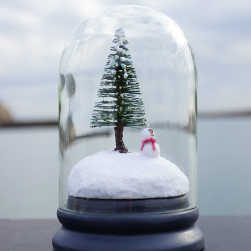 ガラスドームに入った、雪だるまと雪景色のミニチュア ”The Little