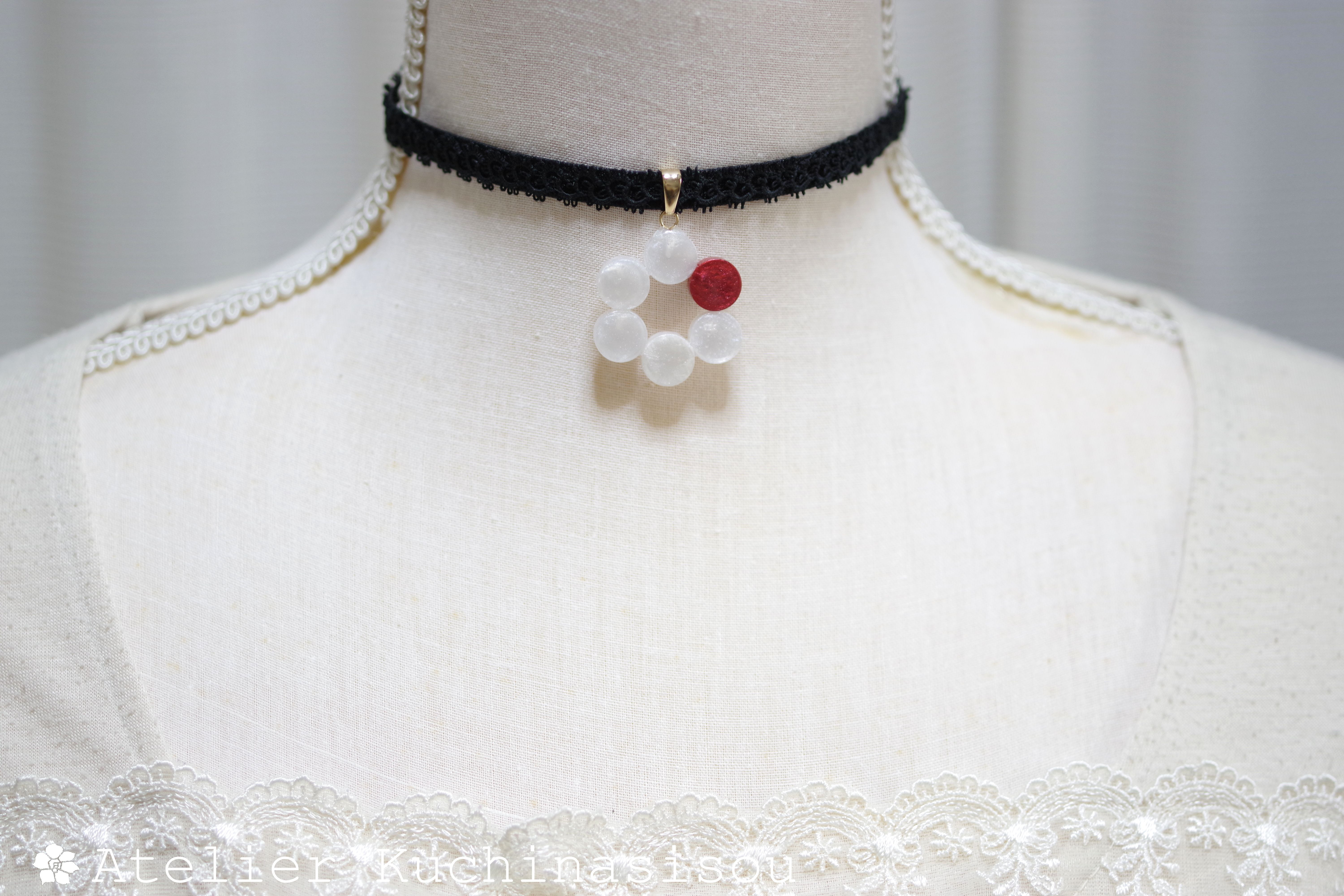 【受注製作】レジンアート　ラウンドモチーフとタティングレースとベルベットリボンのチョーカー〈丸を連ねて・椿〉